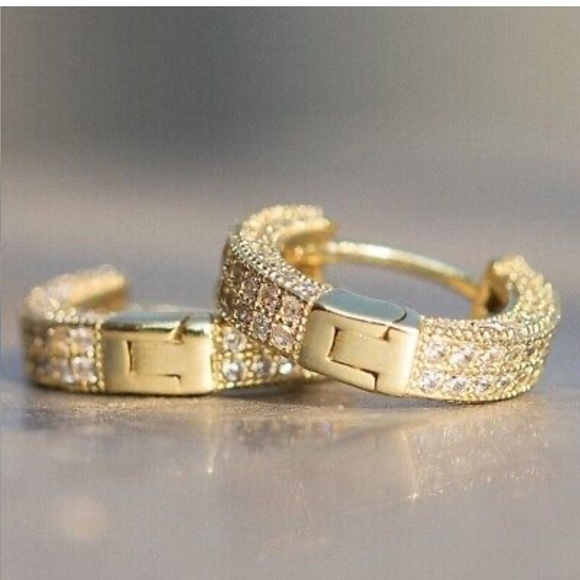 - NEW 18 k Gold Plated Hoop Small Earrings - Picture 3 of 4